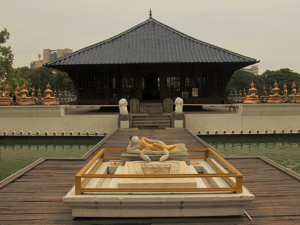 Visit Gangaramaya Temple and Beira Lake